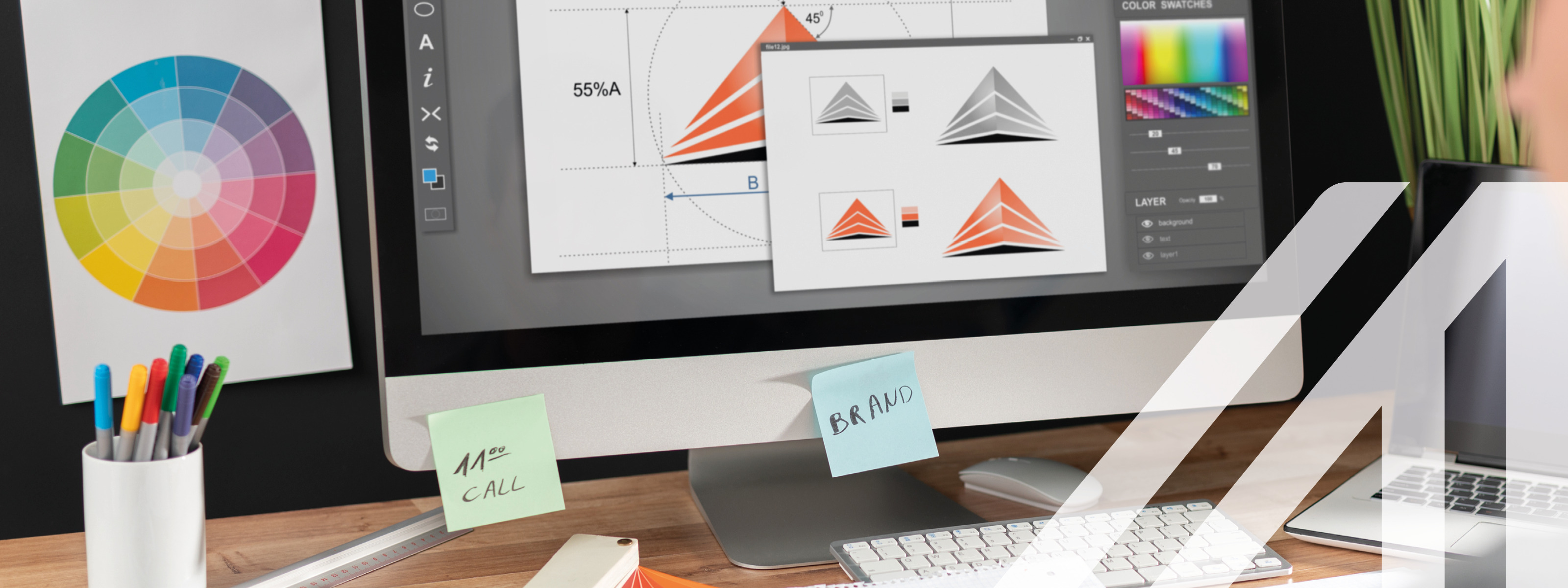 Grafikdesigner, der Skizzen für ein Logo am Computer entwirft.