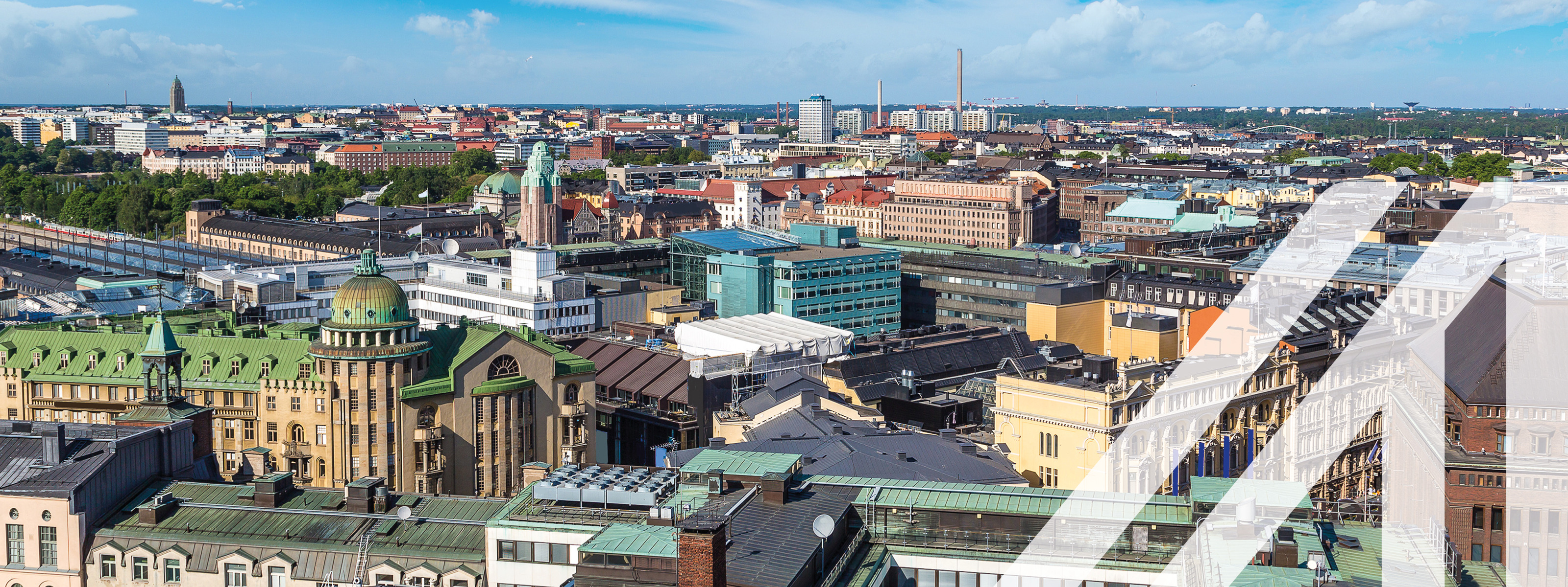 Stadtansicht von Helsinki mit modernen und historischen Gebäuden unter blauem Himmel mit einigen Wolken. Über das Bild wurde ein weißes Austria A gelegt.