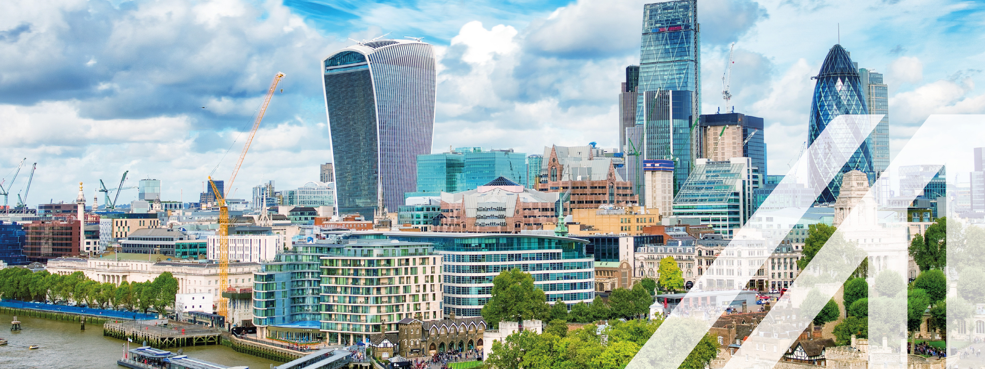 Stadtansicht von London: moderne Skyline mit einigen herausragenden Wolkenkratzern an der Themse. Über das Bild wurde ein weißes Austria A gelegt.