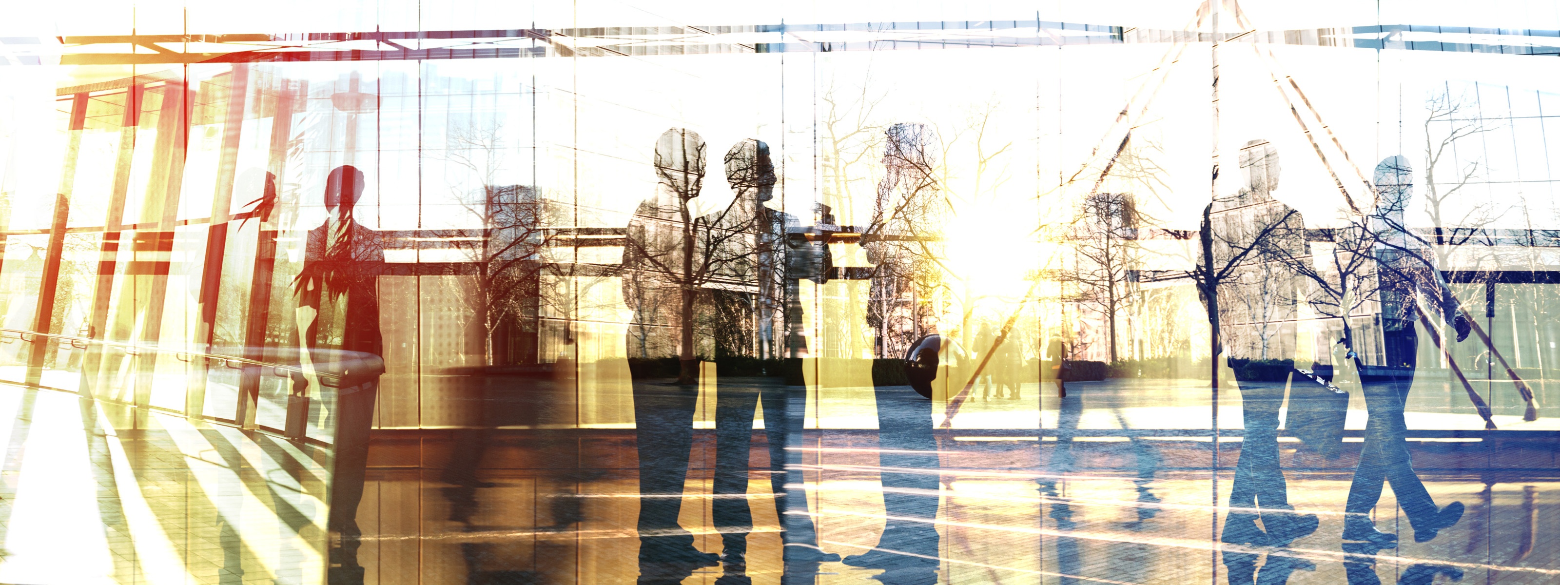 Business Personen mit Aktentaschen leicht erkennbar.