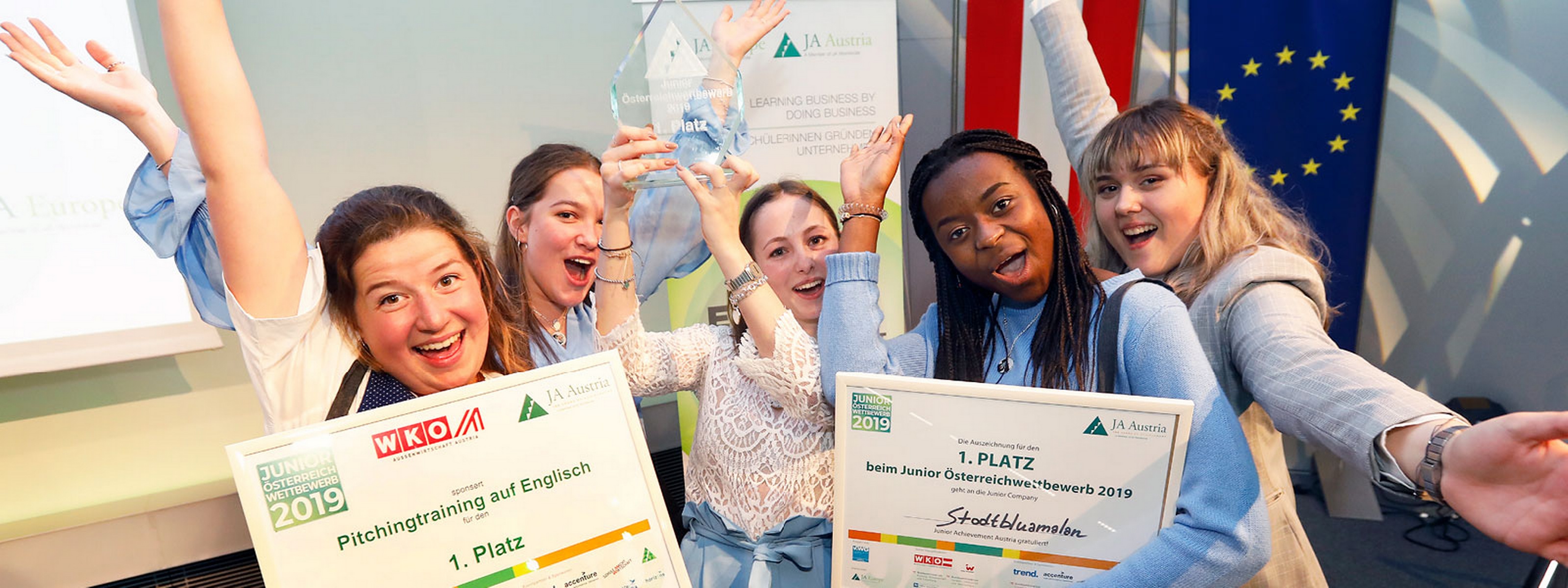 Fünf junge Mädchen freuen sich und halten Siegerinnen-Urkunden in den Händen