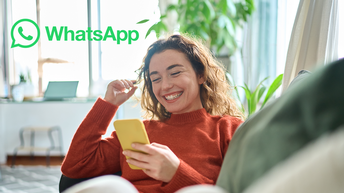 Lachende Frau am Handy WhatsApp Logo