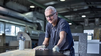 Mann mit grauen Haaren bei der Arbeit 