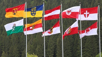 Fahnenparade unterschiedlicher Flaggen der Bundesländer Österreich und Europa.