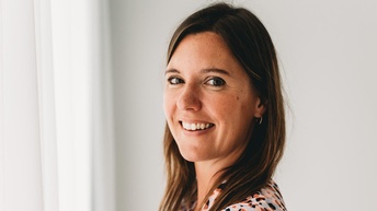 Eine lächelnde Frau.