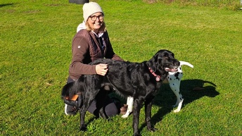 Eine Frau mit zwei Hunden.