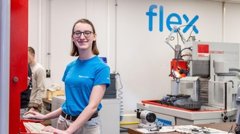 Eine junge Frau in einer Werkstatt.