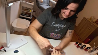 Eine Frau, die gerade eine Maniküre macht.