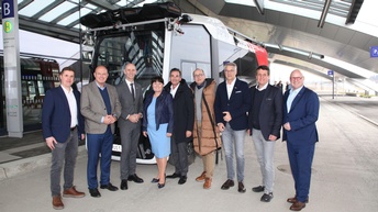 Gruppenfoto vor selbstfahrenden Bus am Bahnhof Weststeiermark