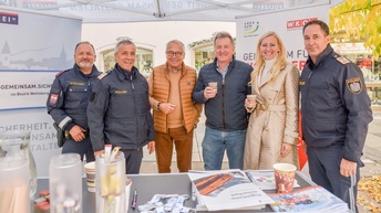 Gruppenfoto mit drei Polizisten, einer Vertreterin der Wirtschaftskammer, einem Nationalrat und einem Unternehmer