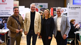 Gruppenfoto von Bürgermeister, WK-Vertretern und Vertreter der Schulen mitten im Saal, in dem das Lehrlingscasting stattfand.