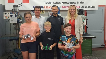 Gruppenfoto in der Werkstatt mit WK-Vertretern und Kindern