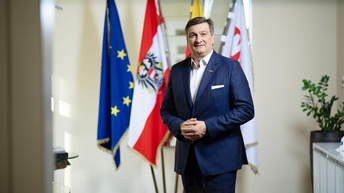 WK-Präsident Jürgen Mandl vor den Fahen von EU. Österreich, Kärnten und der WKO