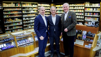 Drei Personenn in einer Tabaktrafik