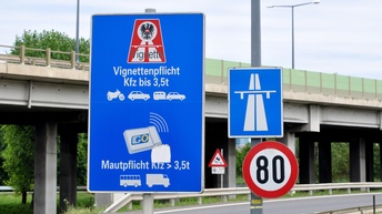 Autobahn, Maut und Vignetten-Schilder auf einer Autobahn