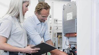 Zwei Installateure bei Montage- und Wartungsarbeiten