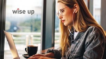 Person mit Laptop, wîse up-Logo im Hintergrund