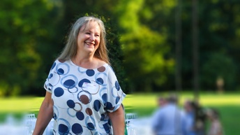 Portraitfoto von Obfrau Margot Klug vor grün verschwommenen Hintergrund