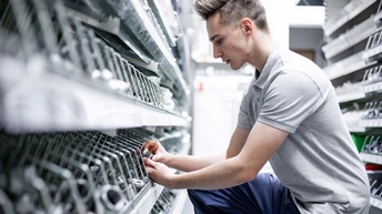 Ein Installateur im Materiallager bei der Zusammenstellung des benötigten Materials