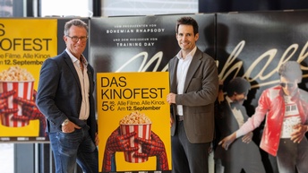 Alexander Wurzenrainer und Fabian Kathrein präsentieren als Vertreter der Tiroler Kinobranche in der Tiroler Wirtschaftskammer das Plakat zum Kinofest 2026 am 12. September.