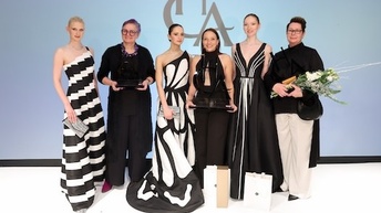 Die GewinnerInnen des Haute Couture Austria Award 2025<br />
Karin Pfeifenberger (3. Platz) mit Model Laura, Katharina Schönbauer-Manak (1. Platz) mit Model Lara, Liane Scherz (2. Platz) mit Model Kamila