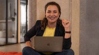 Frau mit Laptop
