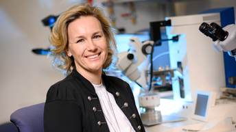 Christina Hirschl von Silicon Austria Labs und im Hintergrund Forschungsobjekte wie Mikroskope