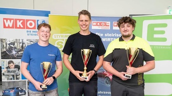 3 KFZ Techniker mit Pokal