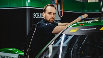 Stefan Zauner über ein Auto gelehnt