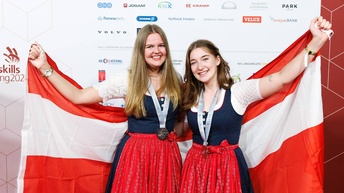 Theresa Fink und Miriam Haider auf der Bühne mit ihren Medaillen 