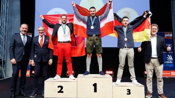 Marcel Resch am Sieger:innen-Podest