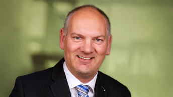 Mann in Anzug lächelt