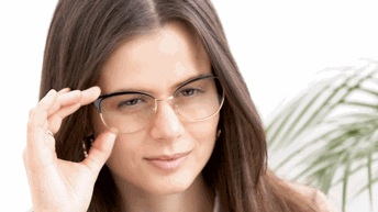 Eine Frau mit einer Brille