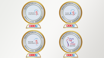 vier gold umrandete plaketten mit logos