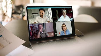 Laptopbildschirm mit vier Personen auf dem Monitor