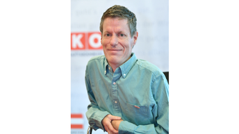 Mann in türkisem Hemd