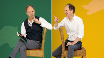 Zweiteiliges Porträt von Christian Hölbling auf einem Korbstuhl: Links vor grünem Hintergrund sitzt er mit Buch in der Hand und nachdenklichem Blick, eine Brille am Mund. Rechts vor gelbem Hintergrund lächelt er und zeigt mit dem Finger nach vorne. Im Hintergrund sind stilisierte Umrisse einer Landkarte angedeutet.