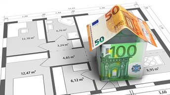 Euroscheine sind zu einem Haus geformt und stehen auf einem Grundriss eines Hauses