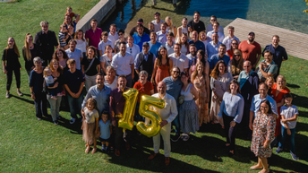 Gruppenfoto von oben fotografiert - vorne halten die Personen die Zahlen 1 und 5 in die Höhe