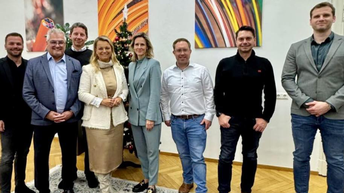 Gruppenfoto von Männern und Frauen im Rahmen der BIK Breitbandinitiative Kärnten 