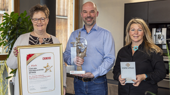 Drei Personen bei der Auszeichnung „Familienfreundlichster Betrieb Kärntens 2025“, darunter Vertreter:innen von smarter software, mit Urkunde und Trophäe.