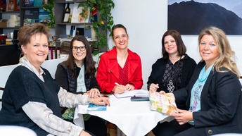 Astrid Legner, Patricia Radl-Rebernig, Claudia Trattnig, Lydia Kienzer-Schwaiger und Tanja Telesklav sitzen an einem Tisch.