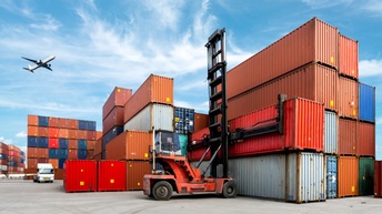  Container bereit für den weiteren Transport, ein Gabelstapler steht parat und ein Flugzeug hebt im Hintergrund ab, Logistikkonzept