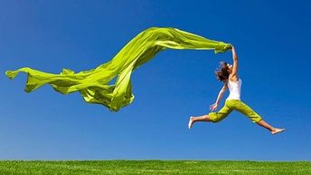 frau springt, himmel, grünes tuch