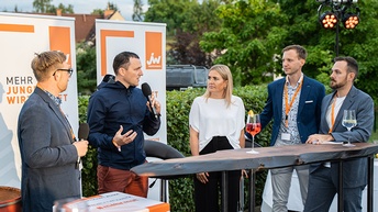 JW-Vorsitzender Florian Baumgartner (rechts) präsentierte sommerliche Success-Stories beim Sommerfest der Jungen Wirtschaft im OKH Vöcklabruck.