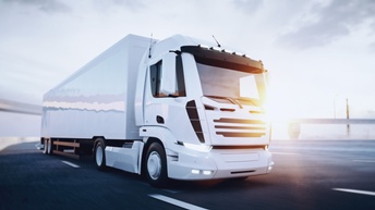  Weißer LKW fährt auf einer Straße