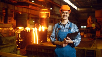 Arbeiter vor Hochofen