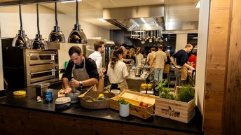 Die Schwazer Jungunternehmer:innen bereiten ihre Kreationen unter viel Netzwerken zu