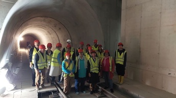 Gruppe Menschen in U-Bahn Schacht