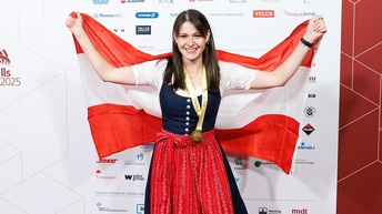 Sara Sinhuber mit Goldmedaille und Österreich-Flagge